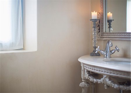 simsearch:6113-07565667,k - Candle burning in luxury bathroom Foto de stock - Sin royalties Premium, Código: 6113-07589732