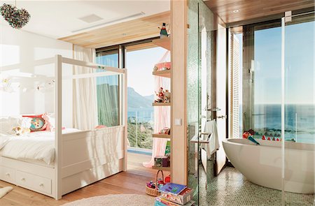 Child's bedroom with en suite bathroom Foto de stock - Sin royalties Premium, Código: 6113-07648971
