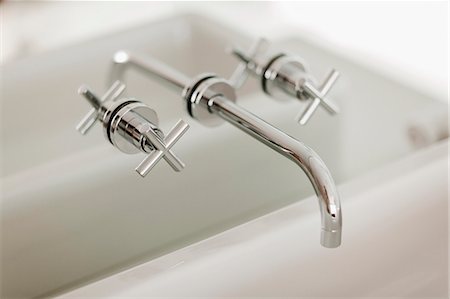 Modern sink faucet Stock Photo - Premium Royalty-Free, Code: 6113-07648934