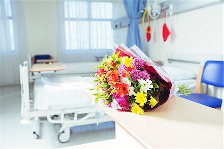 Bouquet of flowers in hospital room Foto de stock - Sin royalties Premium, Código: 6113-07761982