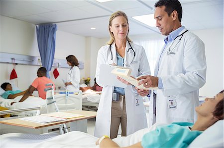 simsearch:6113-07146794,k - Doctors talking to patient in hospital room Stock Photo - Premium Royalty-Free, Code: 6113-07762076