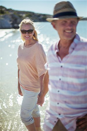 Couple walking in water together Photographie de stock - Premium Libres de Droits, Code: 6113-07762155