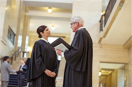 Judges talking in courthouse Foto de stock - Sin royalties Premium, Código: 6113-07762387