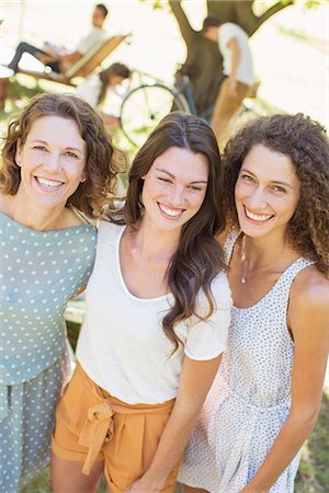 relaxing 40s - Mother and daughters hugging outdoors Photographie de stock - Premium Libres de Droits, Code: 6113-07762614