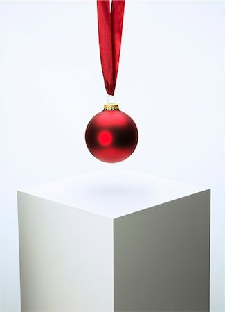 simsearch:6113-07790394,k - Christmas ornament hanging from ribbon over pedestal Stock Photo - Premium Royalty-Free, Code: 6113-07790394