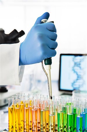 simsearch:6113-07589192,k - Close up of scientist pipetting solution into test tubes in lab Stock Photo - Premium Royalty-Free, Code: 6113-07790308