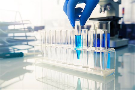 simsearch:6113-07589192,k - Scientist placing test tube with solution in rack in lab Stock Photo - Premium Royalty-Free, Code: 6113-07790321