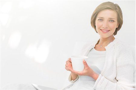 Woman drinking coffee and using digital tablet outdoors Foto de stock - Sin royalties Premium, Código: 6113-07790546