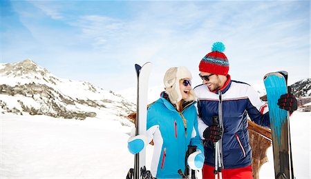 simsearch:6113-07790711,k - Couple holding skis together Photographie de stock - Premium Libres de Droits, Code: 6113-07790598