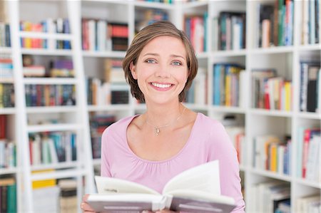 simsearch:6113-07790529,k - Smiling woman reading in living room Stock Photo - Premium Royalty-Free, Code: 6113-07790535