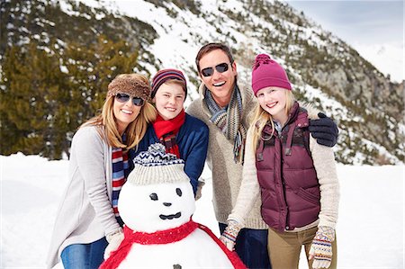simsearch:649-08232457,k - Family building a snowman together Stock Photo - Premium Royalty-Free, Code: 6113-07790657