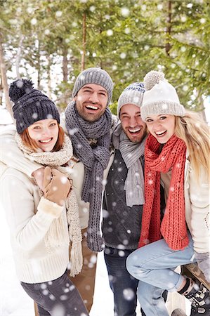 simsearch:6113-07790711,k - Friends hugging in the snow Photographie de stock - Premium Libres de Droits, Code: 6113-07790654