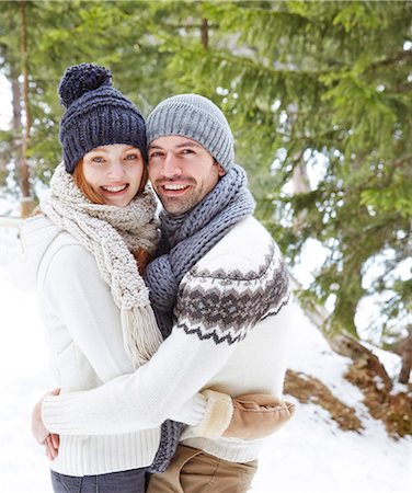 simsearch:6113-07790711,k - Couple hugging in the snow Photographie de stock - Premium Libres de Droits, Code: 6113-07790686