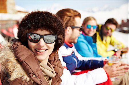 simsearch:6113-07790711,k - Woman sitting with friends in the snow Photographie de stock - Premium Libres de Droits, Code: 6113-07790699