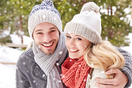 simsearch:6113-07790711,k - Couple hugging in the snow Photographie de stock - Premium Libres de Droits, Code: 6113-07790632