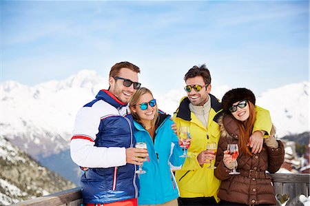 simsearch:6113-07790711,k - Friends celebrating with drinks in the snow Photographie de stock - Premium Libres de Droits, Code: 6113-07790637