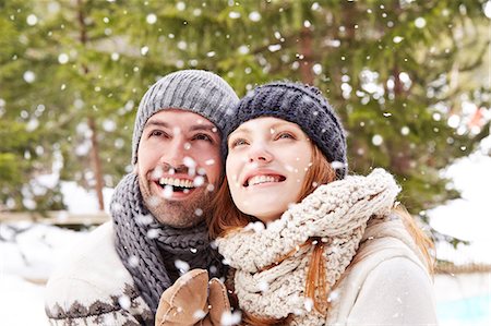 simsearch:6113-07790711,k - Couple admiring the snow together Photographie de stock - Premium Libres de Droits, Code: 6113-07790639