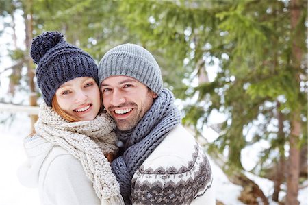 simsearch:6113-07790711,k - Couple hugging in snow Photographie de stock - Premium Libres de Droits, Code: 6113-07790713