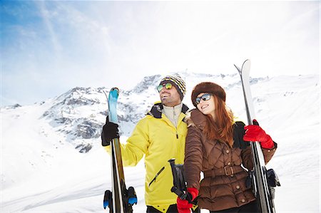 simsearch:6113-07790711,k - Couple holding skis on mountain top together Photographie de stock - Premium Libres de Droits, Code: 6113-07790714