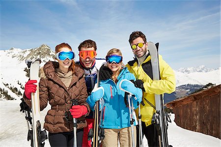 simsearch:6113-07790711,k - Friends on mountain top holding skis together Photographie de stock - Premium Libres de Droits, Code: 6113-07790716