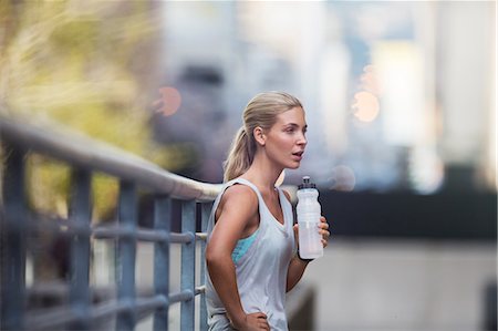 Woman resting after exercising on city street Photographie de stock - Premium Libres de Droits, Code: 6113-07790833