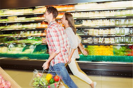 simsearch:6113-07790503,k - Blurred view of couple shopping together in grocery store Foto de stock - Sin royalties Premium, Código: 6113-07791032