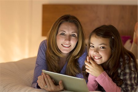 simsearch:6113-07730567,k - Mother and daughter using digital tablet on bed Stock Photo - Premium Royalty-Free, Code: 6113-07730506