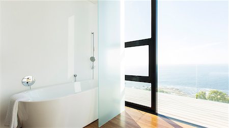 Bathtub and sliding glass door of modern house Stock Photo - Premium Royalty-Free, Code: 6113-07730758