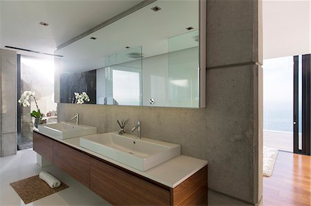 simsearch:6113-07731057,k - Sinks and mirrors in modern bathroom Foto de stock - Sin royalties Premium, Código: 6113-07730798