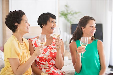 simsearch:614-07486947,k - Women drinking wine together Foto de stock - Sin royalties Premium, Código: 6113-07730982