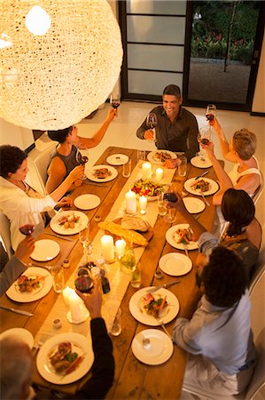 simsearch:6113-07730997,k - Friends toasting each other at dinner party Foto de stock - Sin royalties Premium, Código: 6113-07730906