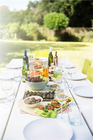 Plates of food on table outdoors Photographie de stock - Premium Libres de Droits, Code: 6113-07731037