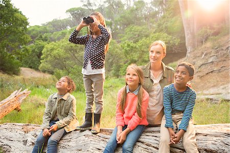 simsearch:6113-07731249,k - Students and teacher using binoculars in forest Stock Photo - Premium Royalty-Free, Code: 6113-07731173