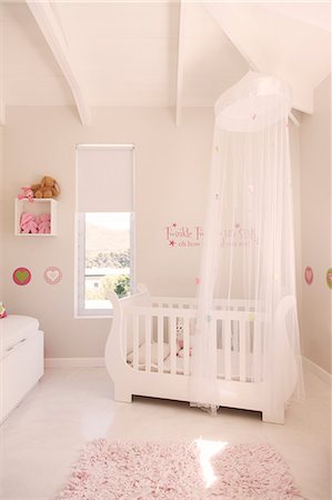 White crib with tulle canopy in pastel colored baby's room Stock Photo - Premium Royalty-Free, Code: 6113-07808189