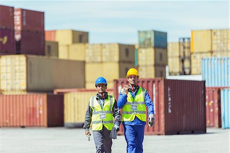 Worker and businessman walking near cargo containers Photographie de stock - Premium Libres de Droits, Code: 6113-07808398