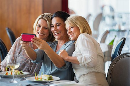 simsearch:614-07806346,k - Three mature women taking selfie in restaurant Foto de stock - Sin royalties Premium, Código: 6113-07808646