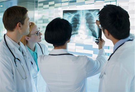 simsearch:614-06813654,k - Doctors looking at patient's x-ray Foto de stock - Sin royalties Premium, Código: 6113-07808695