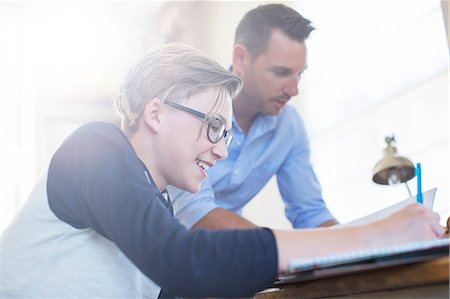 Father helping teenage son with his homework Foto de stock - Sin royalties Premium, Código: 6113-07991989