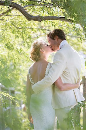 simsearch:6113-07992186,k - Young couple kissing in domestic garden Stock Photo - Premium Royalty-Free, Code: 6113-07992150