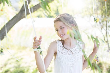 playing tree - Smiling bridesmaid playing with decorations in domestic garden during wedding reception Photographie de stock - Premium Libres de Droits, Code: 6113-07992163