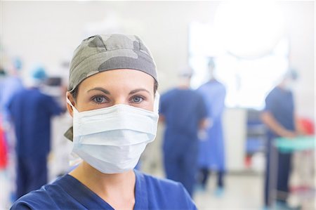 surgical gown - Portrait of female doctor wearing surgical cap and mask in operating theater Photographie de stock - Premium Libres de Droits, Code: 6113-07905992