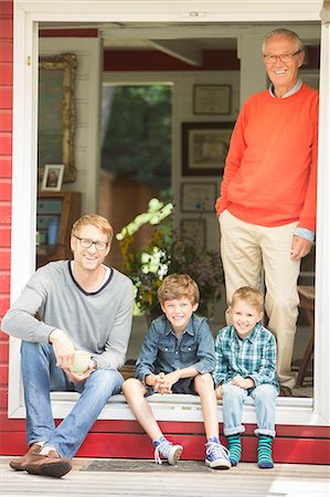 Brothers smiling with father and grandfather Foto de stock - Sin royalties Premium, Código: 6113-07906348