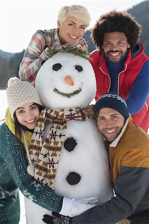 simsearch:6113-07790711,k - Portrait of friends with snowman Photographie de stock - Premium Libres de Droits, Code: 6113-07906662