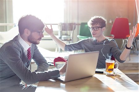 Casual businessmen using laptop in cafe Photographie de stock - Premium Libres de Droits, Code: 6113-08087790