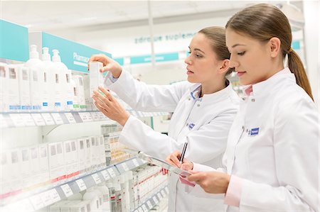 entry field - Pharmacists taking inventory in pharmacy Stock Photo - Premium Royalty-Free, Code: 6113-08088389