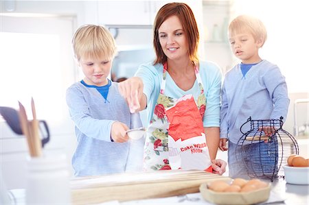 simsearch:649-07761247,k - Mother and sons baking in kitchen Stock Photo - Premium Royalty-Free, Code: 6113-08171509