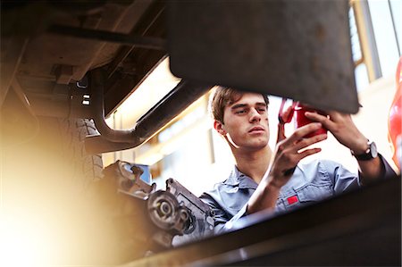 Mechanic working in auto repair shop Photographie de stock - Premium Libres de Droits, Code: 6113-08184385