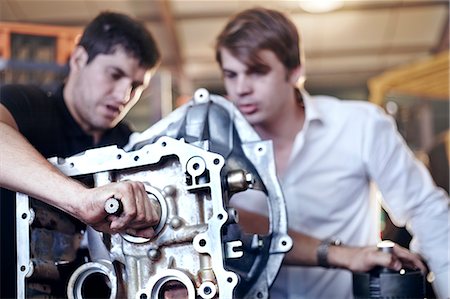 simsearch:693-07672925,k - Mechanics examining part in auto repair shop Foto de stock - Sin royalties Premium, Código: 6113-08220195