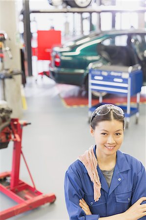 Portrait confident mechanic with arms crossed in auto repair shop Stock Photo - Premium Royalty-Free, Code: 6113-08321365