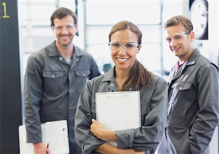 simsearch:6113-08722278,k - Portrait confident female mechanic with clipboard in auto repair shop Stock Photo - Premium Royalty-Free, Code: 6113-08321410